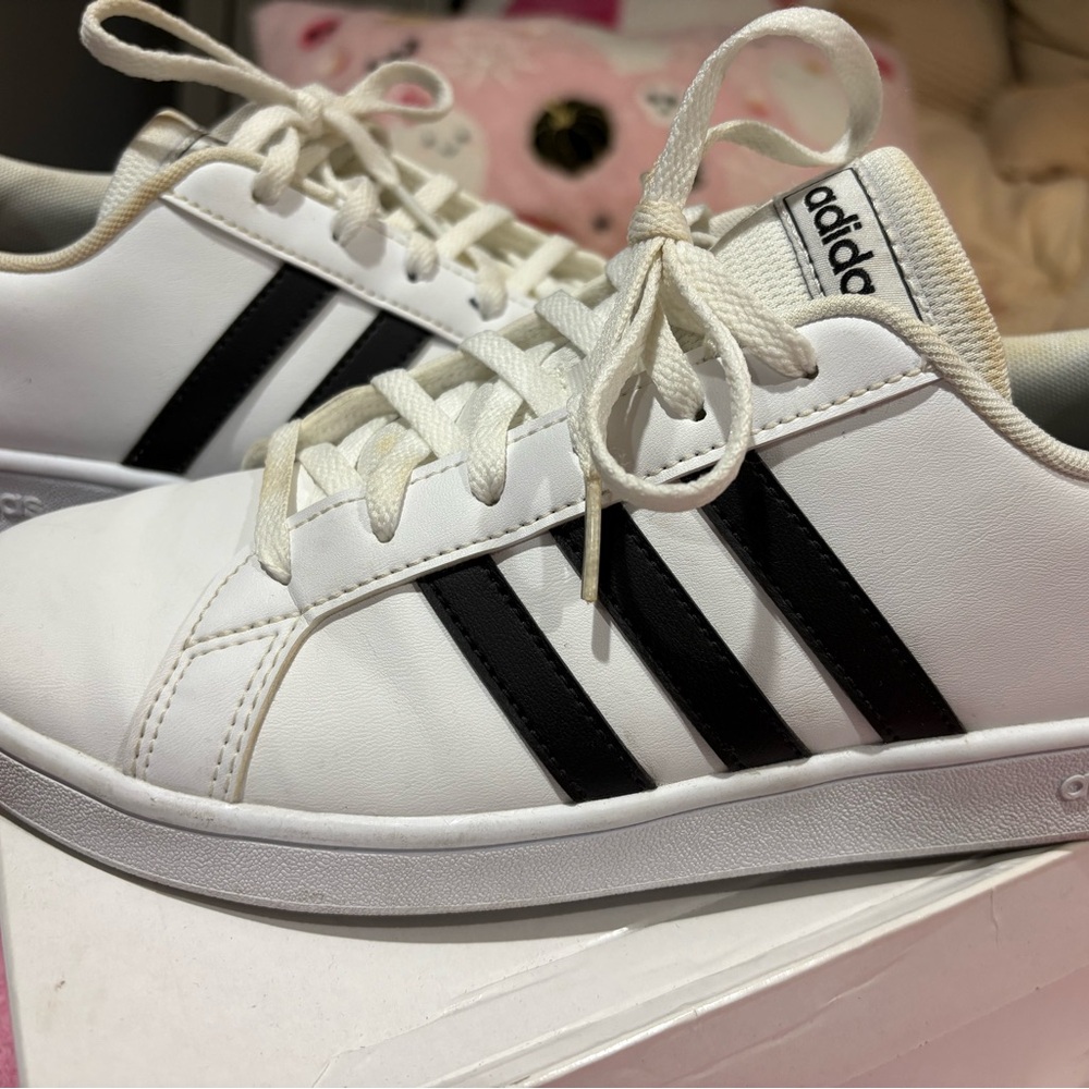 Adidas Grand Court sneakers. Size 6 womens/8 mens